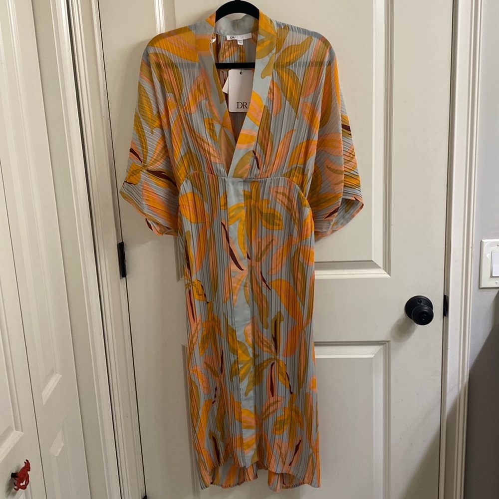 NWT DR2  dress, versatile can be a beach coverup , lounging  or wear it out .